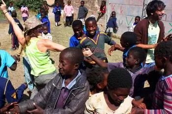 Танцы с детьми в Чибулуме, Замбия. Фотографии Андреа Кабрита.