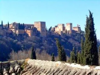 Вид на Альгамбру из Сакромонте, Андалусия, Испания