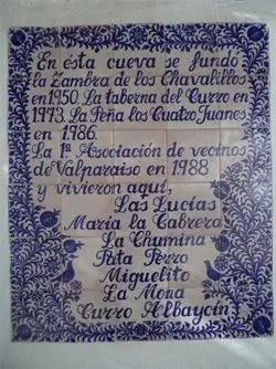 Мемориальная доска внутри пещеры в Андалусии, Испания