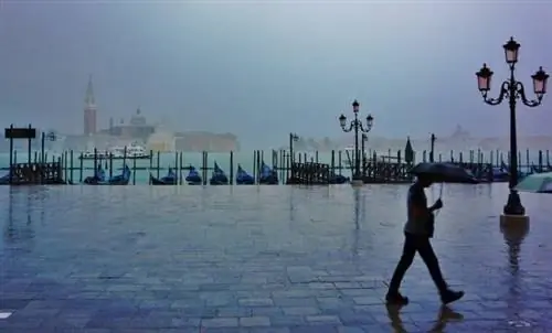 Вид на бенедиктинскую церковь XVI века Сан-Джорджо-Маджоре с площади Сан-Марко в Венеции.