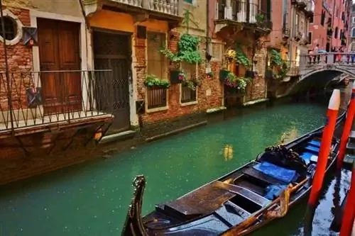 Капли дождя над одним из 177 каналов Венеции.