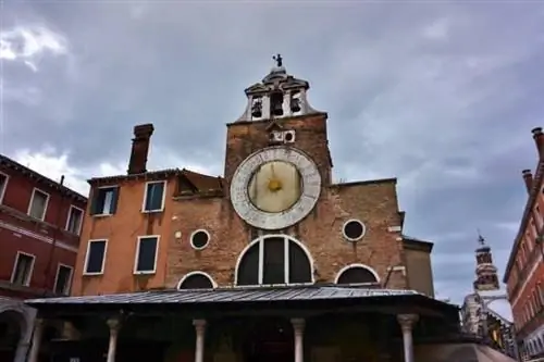 Круглосуточная башня с часами возле моста Риальто в Венеции.