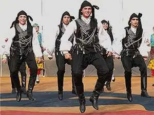 Турецкие танцоры на фестивале танцев в масках