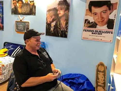 Шон Келли играет в «Утиную охоту» в воссозданной спальне 1980-х годов в Национальном музее видеоигр во Фриско, штат Техас. Фотографии Джеки Финч.