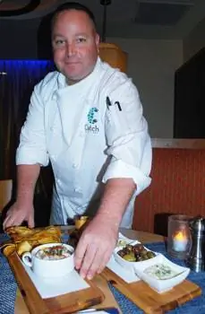 Шеф-повар Джо Натоли подает закуски в Catch Grill & Bar.