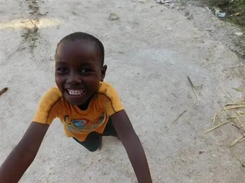 Один из сыновей прислуги играет на улице.