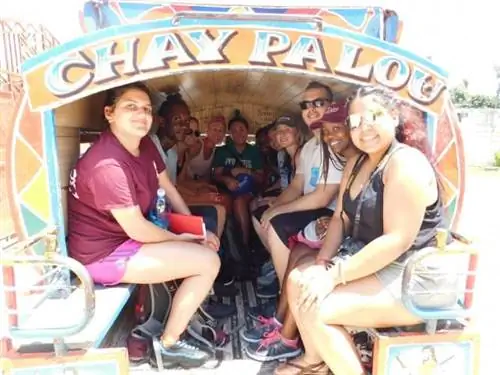 Защитники ждут крана крана, чтобы уйти, чтобы завершить некоторые полевые работы!