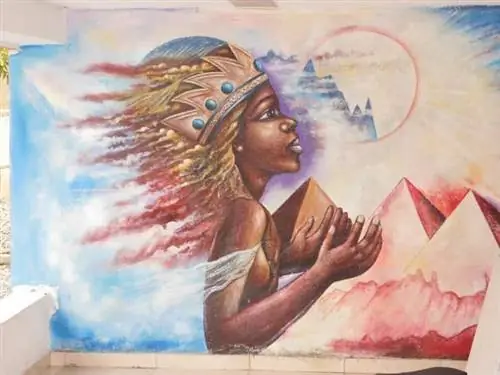 Красивые произведения искусства, выставленные на пляжном курорте Ле Буканье.