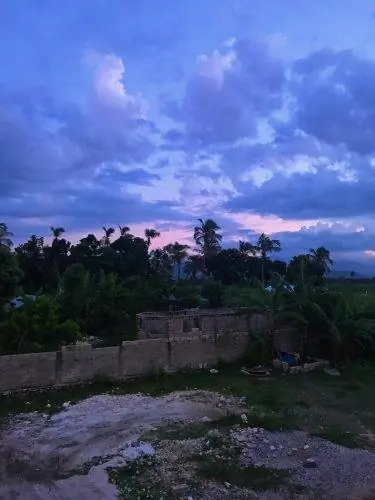 Вид на передний двор комплекса на Гаити.