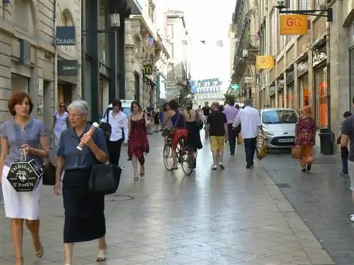 Магазины Франции предлагают распродажи только два раза в год, вот один из торговых районов в центре Бордо, самая длинная пешеходная улица во Франции. На фото Макс Хартшорн.