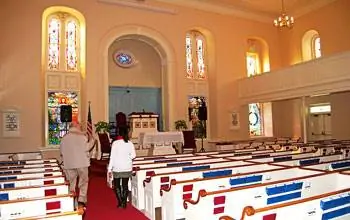 Внутри Моравской церкви - автор вместе с г-ном Дейлом Шелли, уважаемым членом Моравского архивного комитета.