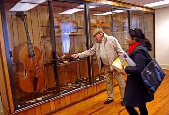 Музыкальные инструменты в Церковном музее. Мистер Дейл Шелли рассказывает нам об уникальной истории каждого изделия. Его знания о церкви и городе могли бы легко заполнить книгу.