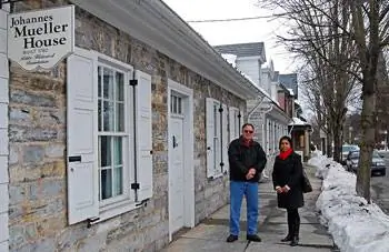 Автор вместе с Бобом Гудом, гидом в Доме Йоханнеса Мюллера и Музее Литица. Его ноу-хау в сочетании с энтузиазмом сделали утро очень интересным.