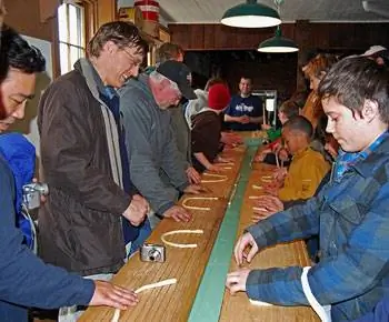 В пекарне Julius Sturgis Pretzel Bakery полным ходом идет приготовление кренделей.