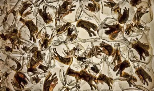 Многочисленные бутылки A C Meukow - произведения искусства