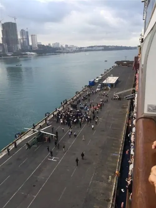 Премьер-министр Камбоджи прибыл на вертолете, чтобы поприветствовать высадившихся пассажиров в Сиануквиль, Камбоджа.