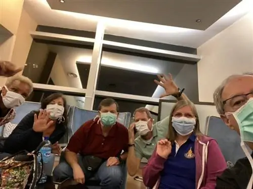 Все шестеро из нас, пассажиров мисс Вестердам, дали отрицательный результат на COVID-19 и были освобождены, чтобы покинуть страну.