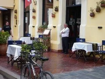 официант в кафе