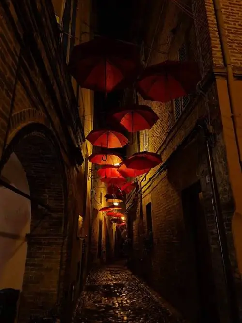 по моей мощеной улице