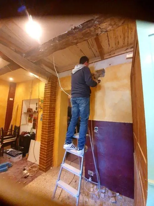 Саймон работает над новой квартирой в Оффиде, Италия.