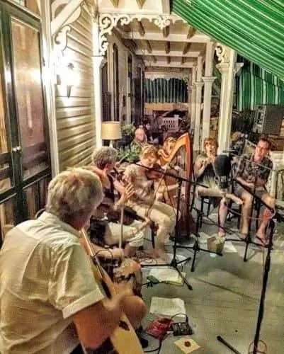 В отеле типа «постель и завтрак» Chalfont живая музыка оживляет по вечерам большое крыльцо в Кейп-Мей, штат Нью-Джерси.