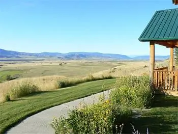 Вид с вершины утеса на курорте Чико Хот Спрингс, Прай, штат Монтана. фото Макса Хартсхорна.