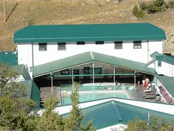 Дом у бассейна в Чико-Хот-Спрингс, вид из одного из коттеджей на утесе. фото Макса Хартсхорна.