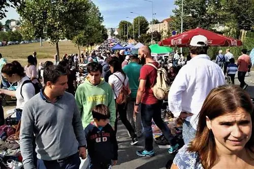 Оживленный воскресный блошиный рынок в Порту, Португалия