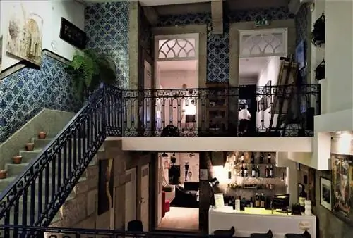 Внутри нашего просторного многоуровневого хостела в Порту