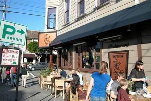 Кафе Eastside Westside в Кау-Холлоу, Сан-Франциско.