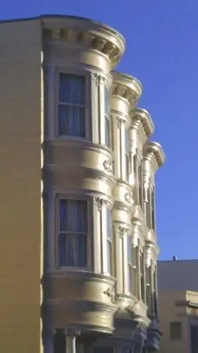 Вход в стиле ар-деко в многоквартирный дом на пристани.