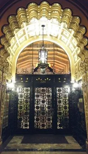 Вход в стиле ар-деко в многоквартирный дом на пристани.