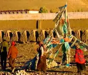 Паломники в монастыре Толинг