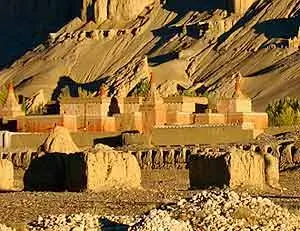 Руины содержат хорошо сохранившиеся образцы тибетского искусства.