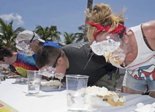 конкурс поедания пирога с лаймом