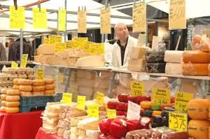 Прилавок на сырном рынке Амстердама