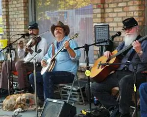 Музыканты развлекают прохожих во время ежегодного фермерского рынка в центре Гранд-Джанкшен. Фотографии Брайана Локлера