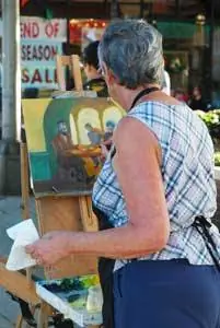 Овощи и фрукты - не единственные, кто появляется на ежегодном фермерском рынке. Местные и региональные артисты также приезжают в город во время фестиваля. Посетители могут увидеть их за работой и купить их оригинальные репродукции на месте.