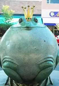 Скульптуры, многие из которых созданы местными художниками, усеивают углы и улицы центра Гранд-Джанкшен.