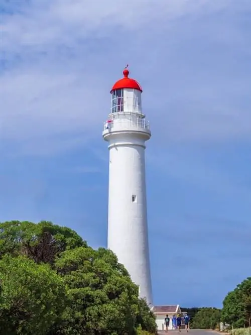 Маяк Сплит-Пойнт в заливе Эйрис, небольшом городке на Великой океанской дороге, Виктория.