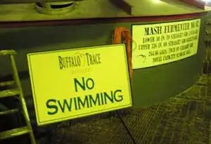 Ироничное предупреждение от чанов с пюре в Buffalo Trace