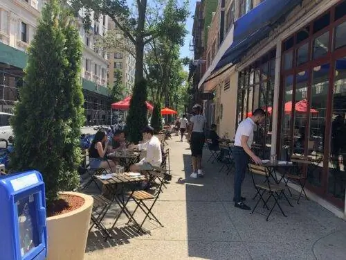 Ужин на свежем воздухе на Хикс-стрит в Бруклин-Хайтс, штат Нью-Йорк.