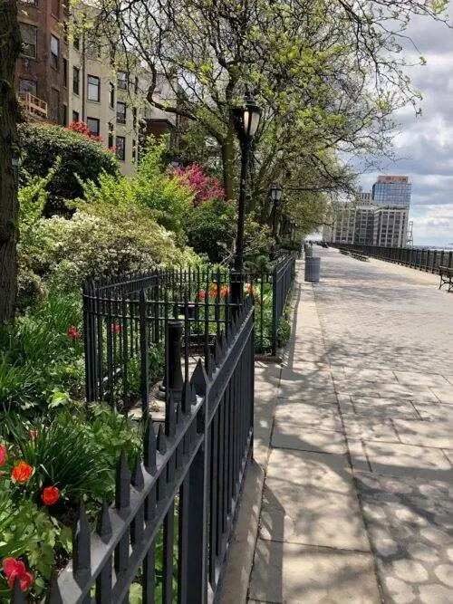 Променад смотрит на юг.