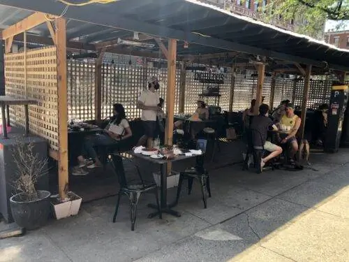 сахадис обедает на свежем воздухе