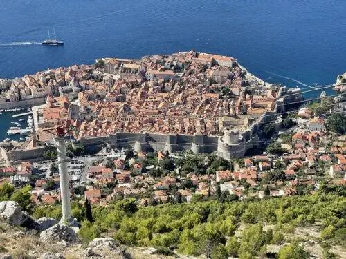 Когда вы находитесь в Дубровнике, вы получите потрясающий вид на старый город-крепость, если подниметесь на фуникулере на вершину.