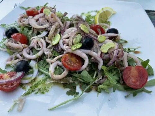 Салат из осьминога подают практически везде на хорватском побережье.