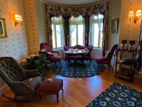 Антикварная мебель заполняет 23 комнаты особняка Питток в Портленде, штат Орегон.