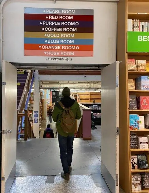 Девять комнат с цветовой кодировкой помогают любителям книг разобраться в более чем миллионе томов в Городе книг Пауэлла в Портленде.