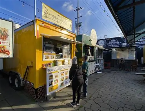 Тележки с едой собираются в капсулы в тележках для еды Hawthorne Asylum.