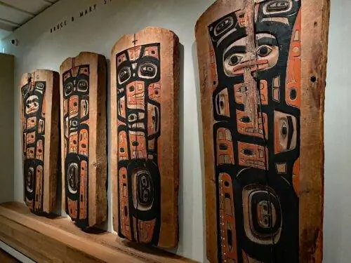 Большая коллекция индейского музея Портлендского художественного музея включает 3 500 предметов, расположенных группами на двух этажах.